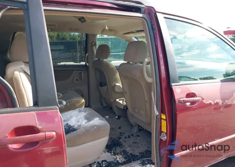 2004 Toyota Sienna Le z USA, uszkodzony, nr VIN 5TDZA23C74S005463